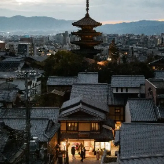 瓦屋根の日本の古い街並み