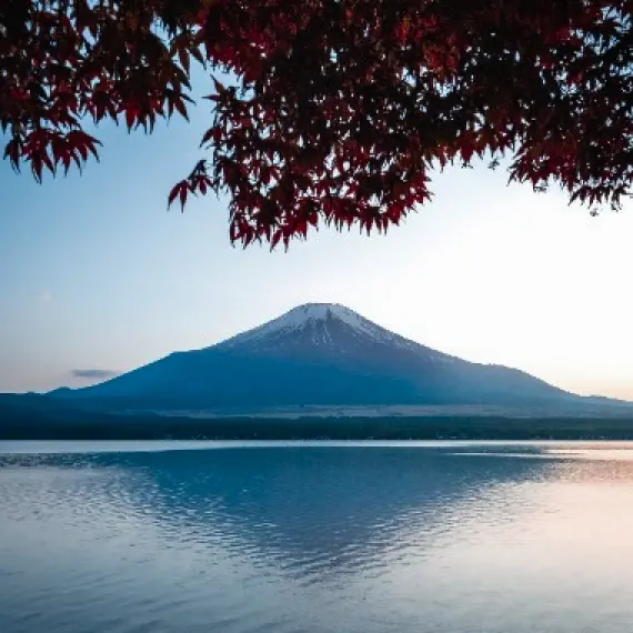 紅葉の季節に湖越しに見る山