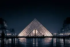 夜のルーヴル美術館