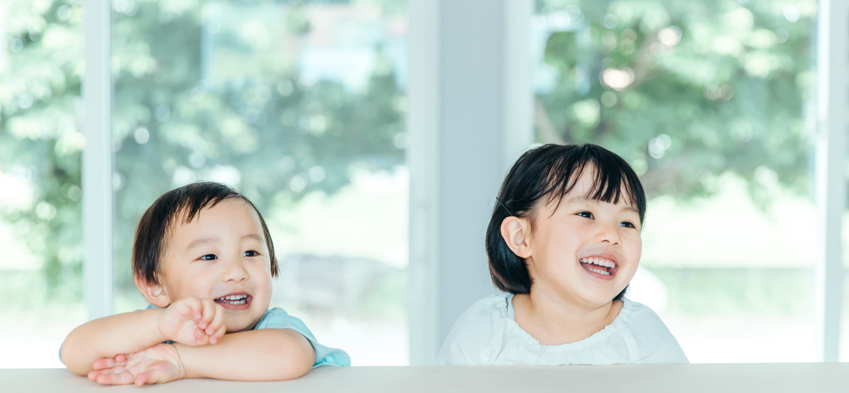 男の子と女の子が笑って座っている