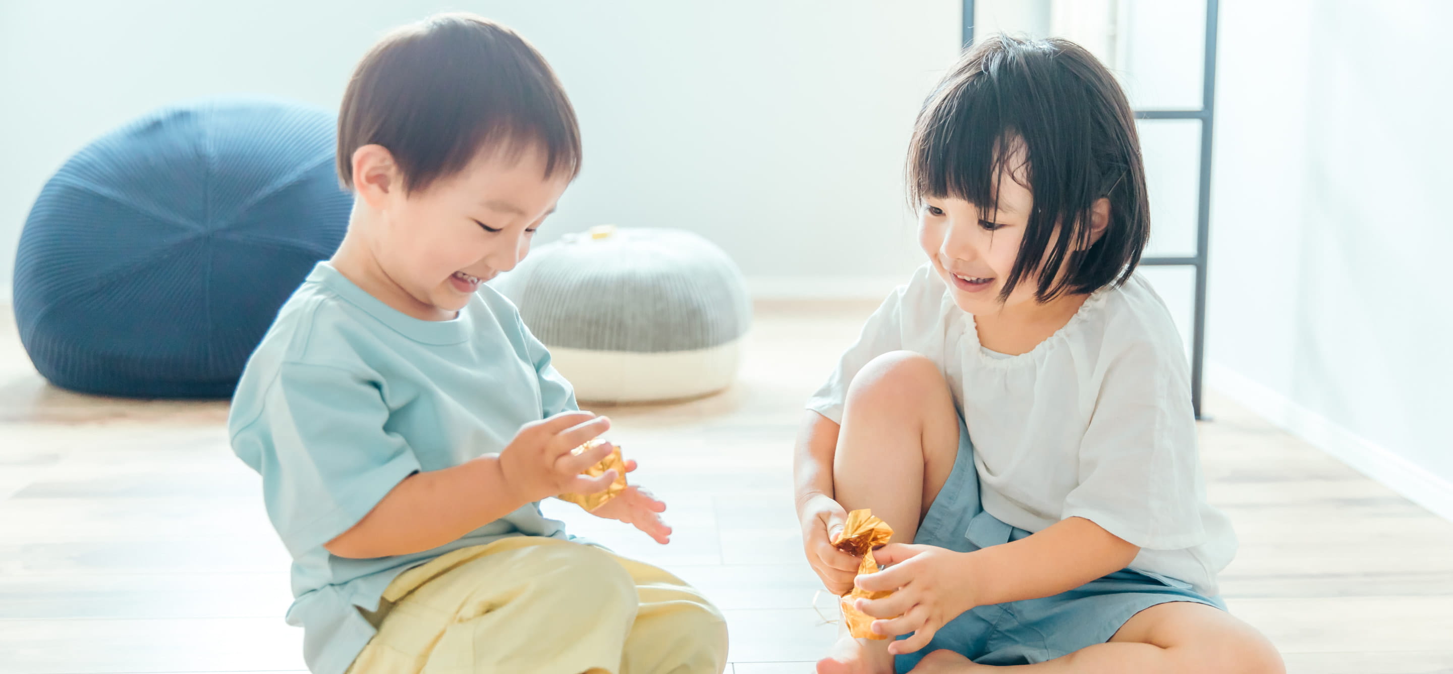 男の子と女の子がふたりで仲良く遊んでいる