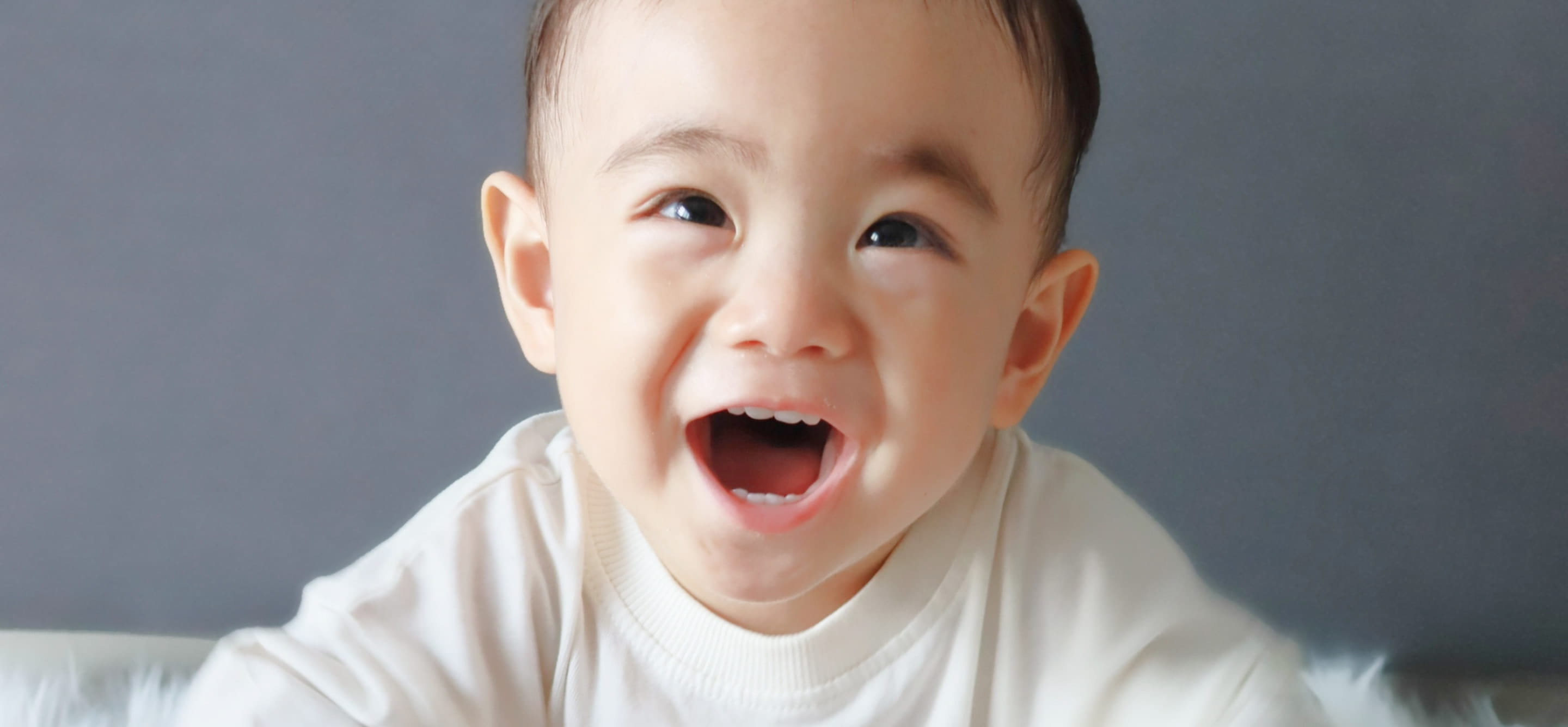 こちらを見て笑っている赤ちゃん
