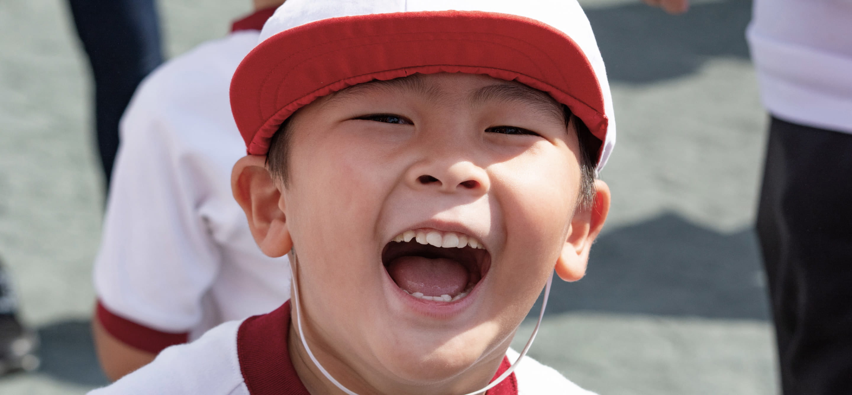 こちらを見て笑っている赤ちゃん