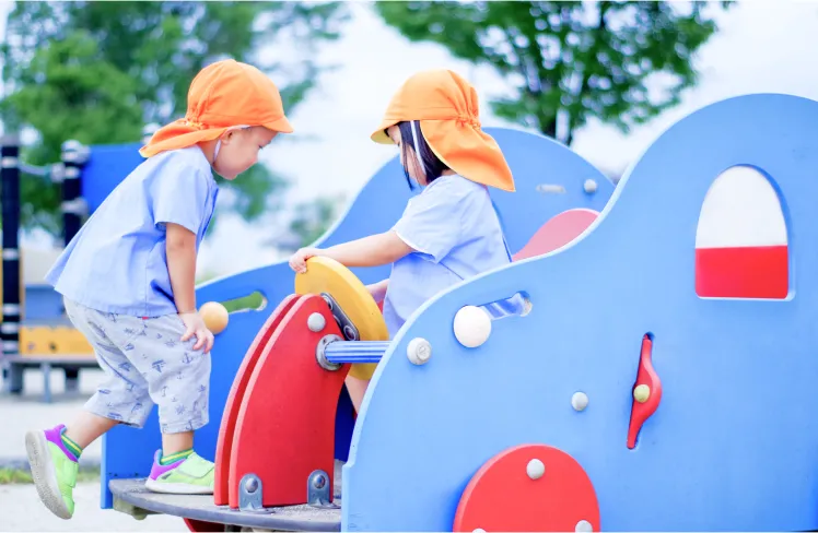 遊具で遊ぶ子供