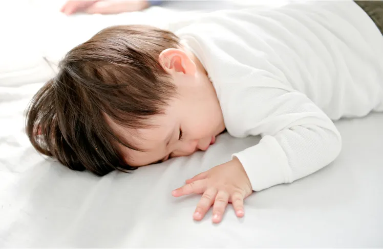 お昼寝中の子供